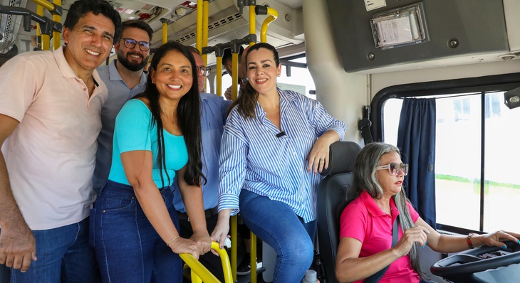 Durante a solenidade, a prefeita Cinthia Ribeiro vistoriou os novos ônibus e reforçou que essa foi a maior entrega do transporte público nos últimos 30 anos