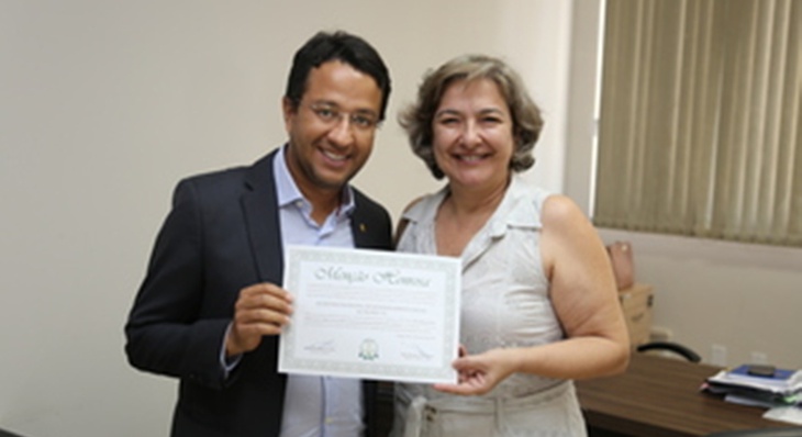 O certificado personalizado de agradecimento ao trabalho feito em conjunto foi entregue pelo Defensor Público-Geral, Fábio Monteiro