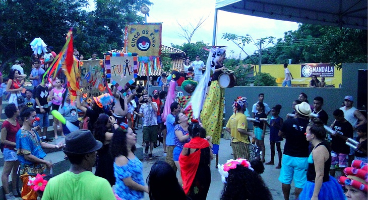 Folia inicia com matinê no Canto Carnaval e segue durante a noite na Praça Joaquim Maracaípe