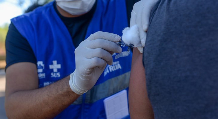 Desempregado R. T. recebeu dose única de imunizante em ação do Consultório de Rua da Semus