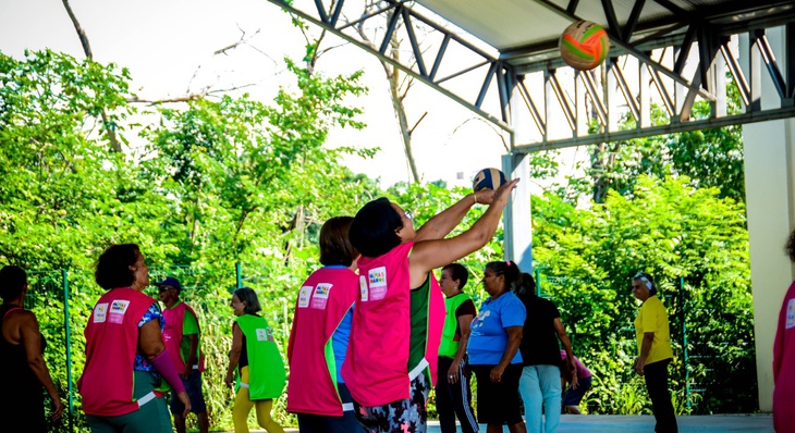 Vó Vôlei, uma adaptação do Voleibol para pessoas acima de 60 anos, é uma das atividades do Parque da Pessoa Idosa