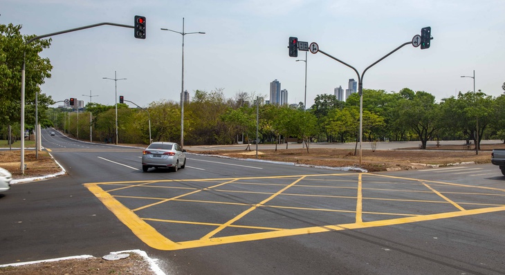 Registro de sinalização viária de cruzamento das avenidas Teotônio Segurado e LO-09