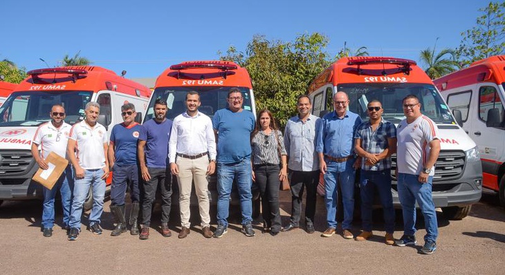 Staff da Secretaria Municipal da Saúde de Palmas e equipes do Samu prestigiaram a entrega das ambulâncias