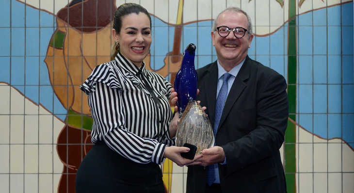 Cinthia recebeu o prêmio das mãos do superintendente Sebrae, Omar Hennemann