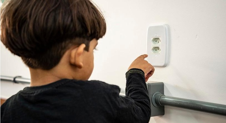 Medidas como utilizar protetores em tomadas elétricas ajudam a evitar acidentes domésticos com crianças