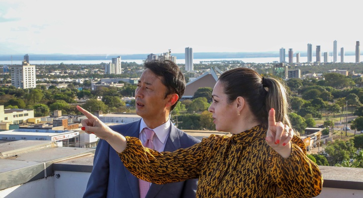 Cinthia Ribeiro mostra vista panorâmica da cidade ao embaixador Teiji Hayashi