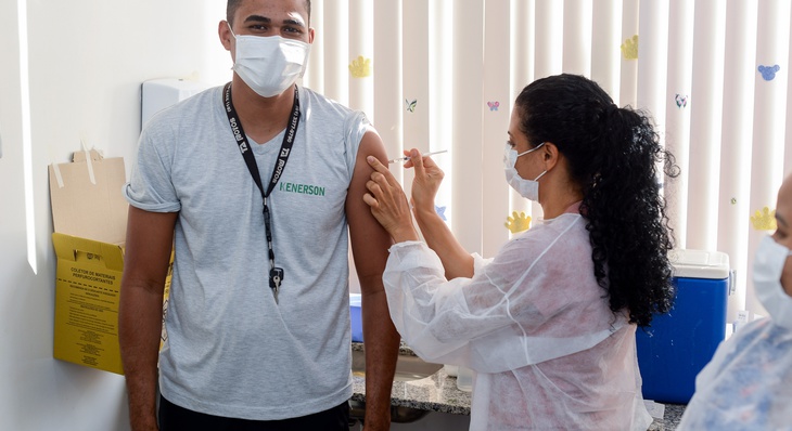 O operador de produtos ópticos, Leonardo Dias de Sousa, de 28 anos, comemora a chegada da vacina para sua faixa etária nesta sexta