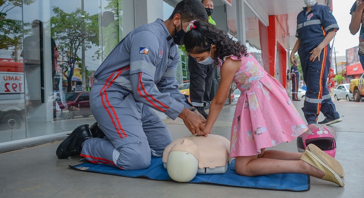 Heloísa Bezerra, 7 anos, recebeu instruções de como realizar os procedimentos iniciais da Ressuscitação Cardiopulmonar