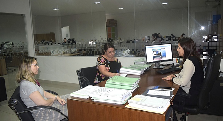 Valéria, ao lado de Lédyce, apresenta projetos do IVM para Suzan (d)