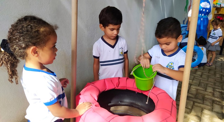 Crianças aprendem sobre como utilizar e preservar a água