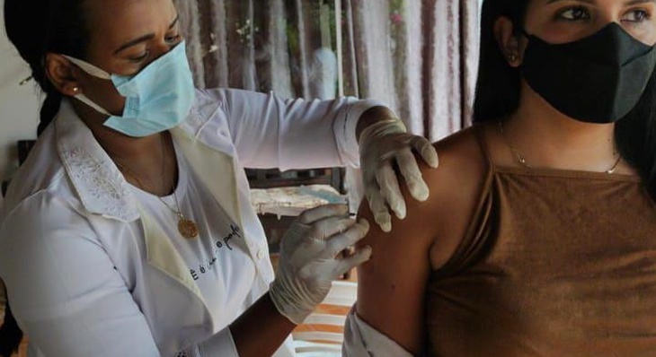Em suas redes sociais, a sócia-proprietária da Clínica para Idosos Lar Doce Lar, enfermeira Thatiane Rebouças, descreveu o sentimento de ser imunizada e ver seus funcionários e, principalmente, dos idosos, receberam a vacina contra a Covid-19