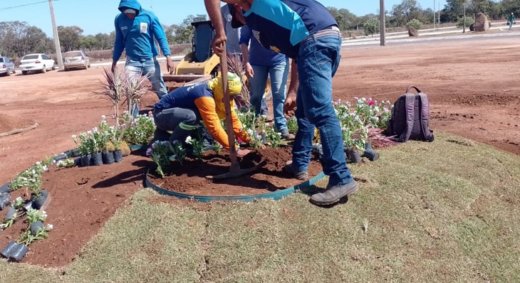 Servidores da Seisp trabalham no paisagismo de canteiros verdes de evento junino