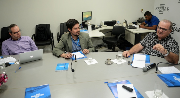 Consultor André Ferreira e o analista João Paulo Palmeri, ambos do Sebrae- MG,  e Omar Hennemann (Da esq./dir)
