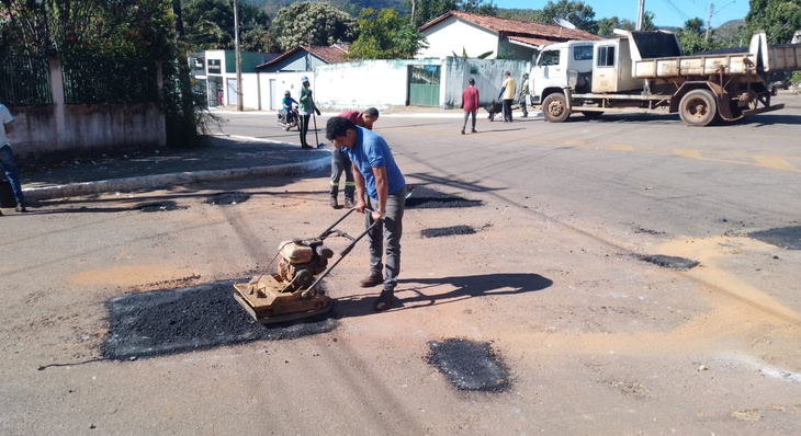 Reparo de tapa-buraco no distrito turístico de Taquaruçu, região sul de Palmas