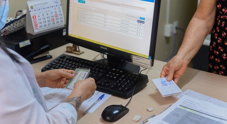 Para se vacinar é necessário apresentar documentos pessoais (RG e CPF), cartão de vacina e cartão do Sistema Único de Saúde (SUS)