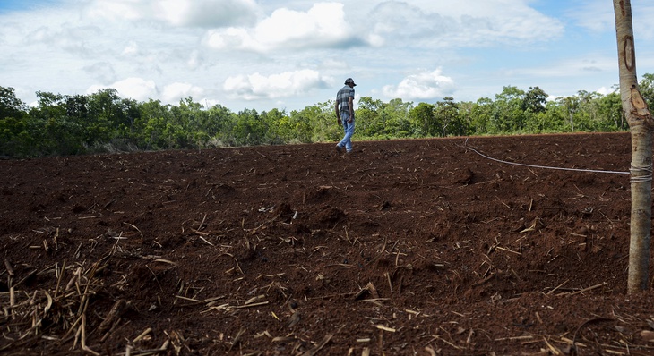 Ezequiel Gomes, proprietário da chácara Bom Jesus, recebendo assistência para o preparo do solo