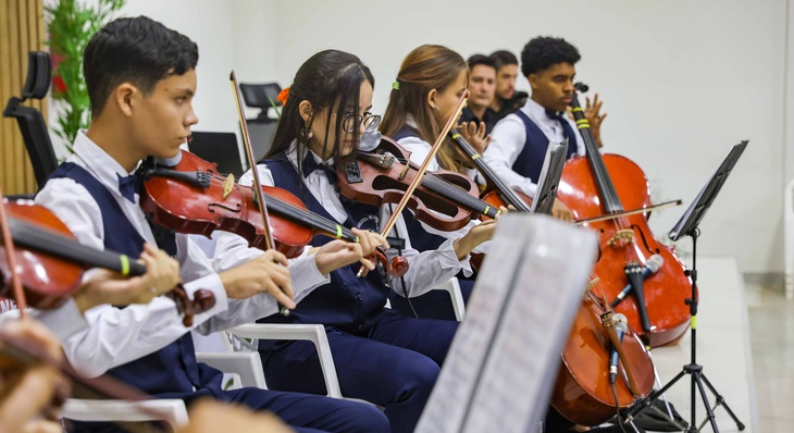 Orquestra de Corda da Escola Municipal Monsenhor Pedro Piagem deu um show à parte durante programação