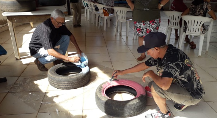 A oficina trabalhou o reúso de pneus em jardins como uma maneira de ajudar no combate ao mosquito da dengue e ainda ajudar o meio ambiente