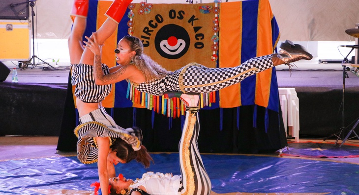 Circo Os Kaco com apresentação circense com As Gueri Gueri