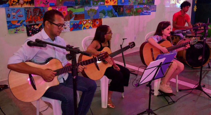 Geovana Gomes, aluna do curso de violão, acompanhada do professor Oséias de Oliveira, apresentou a música Sou eu Assim sem Você