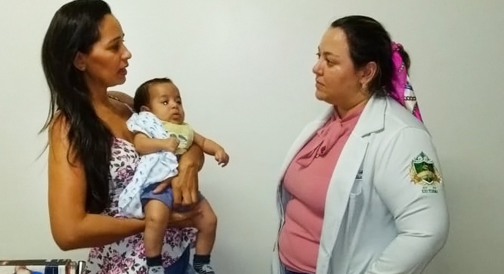 Andreia Carneiro de Oliveira com seu filho tira dúvidas com a médica da Unidade
