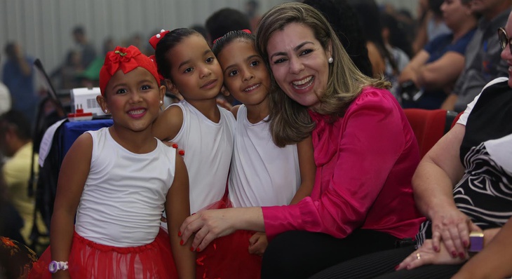 A prefeita Cinthia Ribeiro posa para foto com as crianças do Cmei