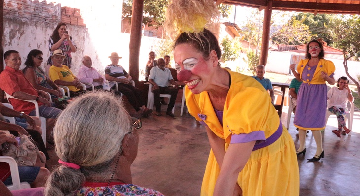 Palhaças Floris e Felizbreca interagem com idosos do Cras Taquaruçu