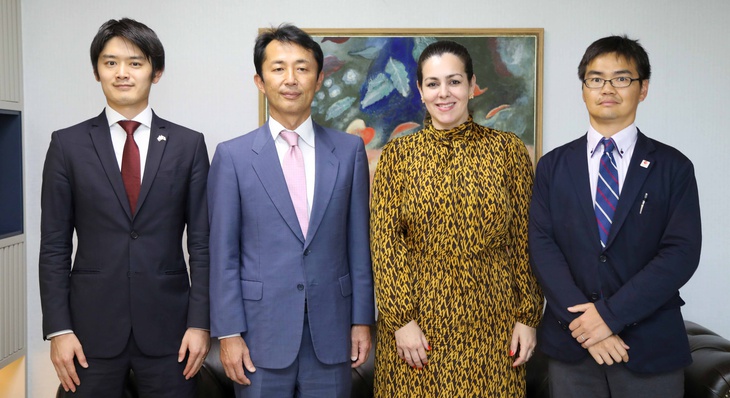 Prefeita Cinthia Ribeiro e comitiva da Embaixada do Japão. (Esq. para dir.) 3º secretário, embaixador e 1º secretário