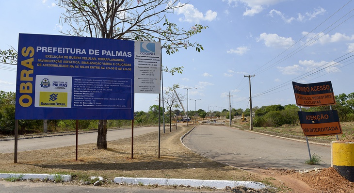 O trecho, na lateral do Parque Sussuapara, segue interditado para veículos automotores e pedestres desde a constatação de ausência de condições de trafegabilidade, em 2019