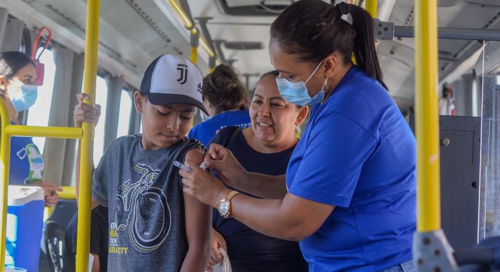 Nonata Pereira levou seu filho Josvan de 12 anos para atualizar o cartão de vacina