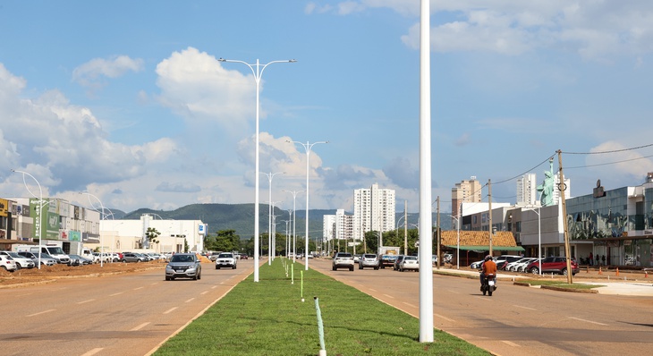 Vista do canteiro central implantado na Av. LO-09, também conhecida como antiga pista do aeroporto de Palmas