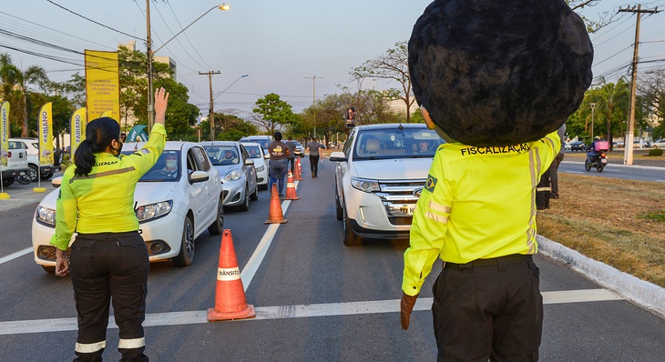 Agente de trânsito da Sesmu e mascote Amarelinho orientam condutores sobre importância da faixa de pedestre