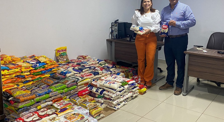 Secretária Adriana Aguiar recebeu os alimentos do presidente da Agtur, Tom Lyra