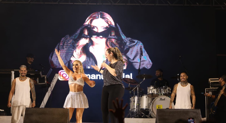 Cartoram Manu Bahtidão e a prefeita Cinthia Ribeiro no palco do FGT