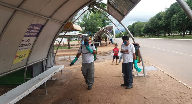 Agentes comunitários de Endemias  estão realizando higienização nas estações de ônibus da Capital