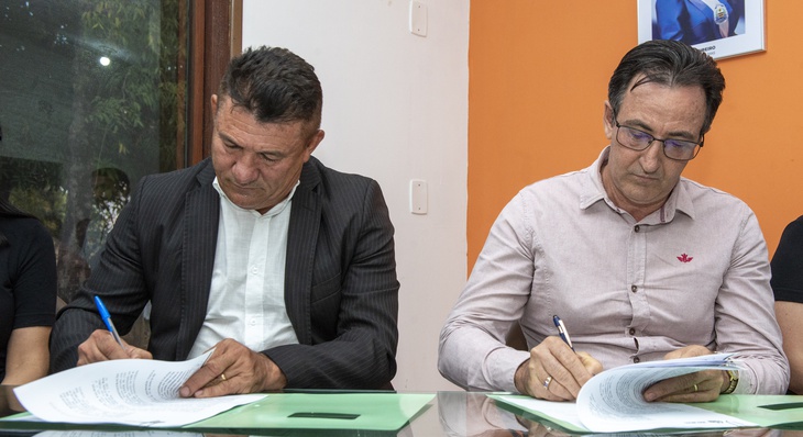 Márcio Reis (d) e o gerente de desenvolvimento Social do Sesc Tocantins, formalizam parceria para o Vem Enem 2023