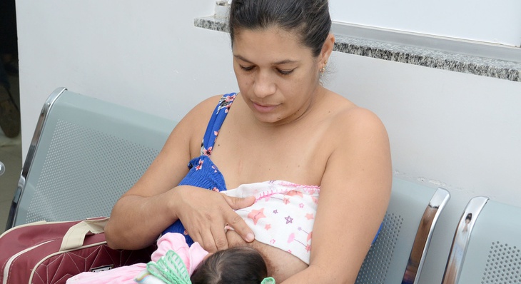 Eliane Santana, com a filha recém-nascida, aproveitou a oportunidade para tirar dúvidas sobre amamentação