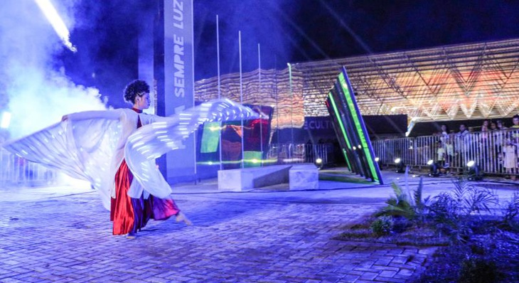Bailarina Sara Gomes faz apresentação no monumento 'Para Sempre Luz' ao som da Canção de Amor à Palmas