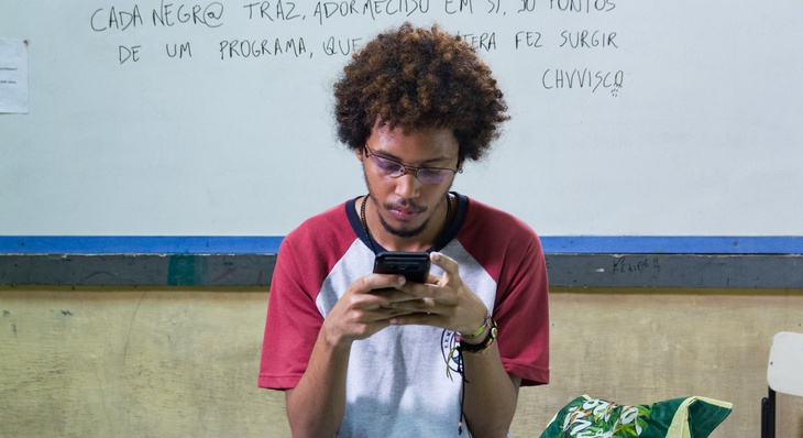Primeiro longa-metragem do diretor Déo Cardoso, a obra debate temas atuais como a luta contra o racismo e a precariedade do sistema educacional