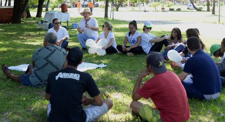  Roda de conversa na Praça dos Girassóis para debater sobre a importância dos cuidados com a saúde mental