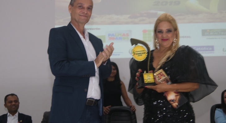 Newton Moraes recebeu honraria em nome da prefeita Cinthia Ribeiro