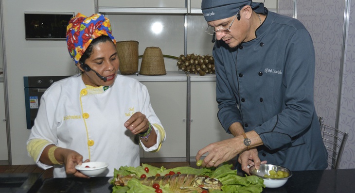Chef Luciano Coelho apresenta o prato Caranha ao molho verde