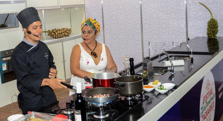 Chef Josué Amorim ensinou o público a preparar o ragu de costela com macarrão talharim, encerrando com chave de ouro a programação da Cozinha Show 