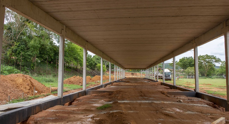Com fundação e pilares pré-moldados já estão prontos, trabalhos se concentram em laje