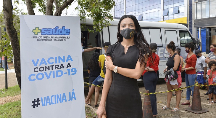 A vendedora Dulcinaria Barbosa, de 28 anos, separou um momento no seu horário de almoço e foi se vacinar na JK