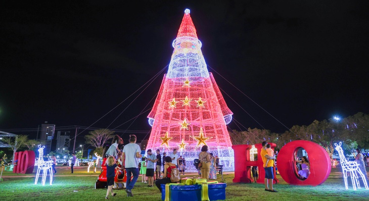Papael Noel gigante feito de luzes de led recebe público no Natal Cidade Encantada