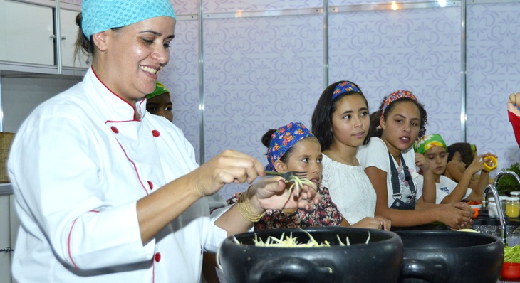 Crianças e a especialista Simone Moura colocam a mão na massa e transformam a Cozinha Show em um parque de diversão sensorial