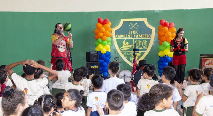 Palhaços apresentaram musical interativo com participação atenta e dançante das crianças