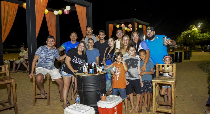 Luiz Felipe Amorim, comemora a chegada das férias com amigos e família na praia da Graciosa