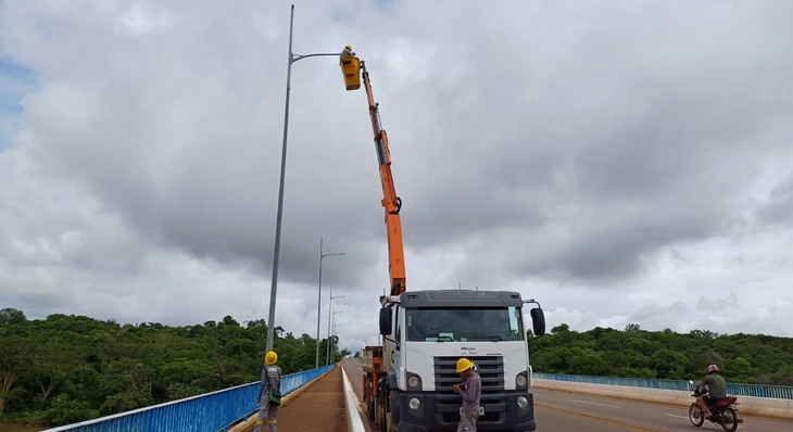 Registro da troca  de luminárias da Teotônio Segurado na ponte sobre o Ribeirão Taquaruçu